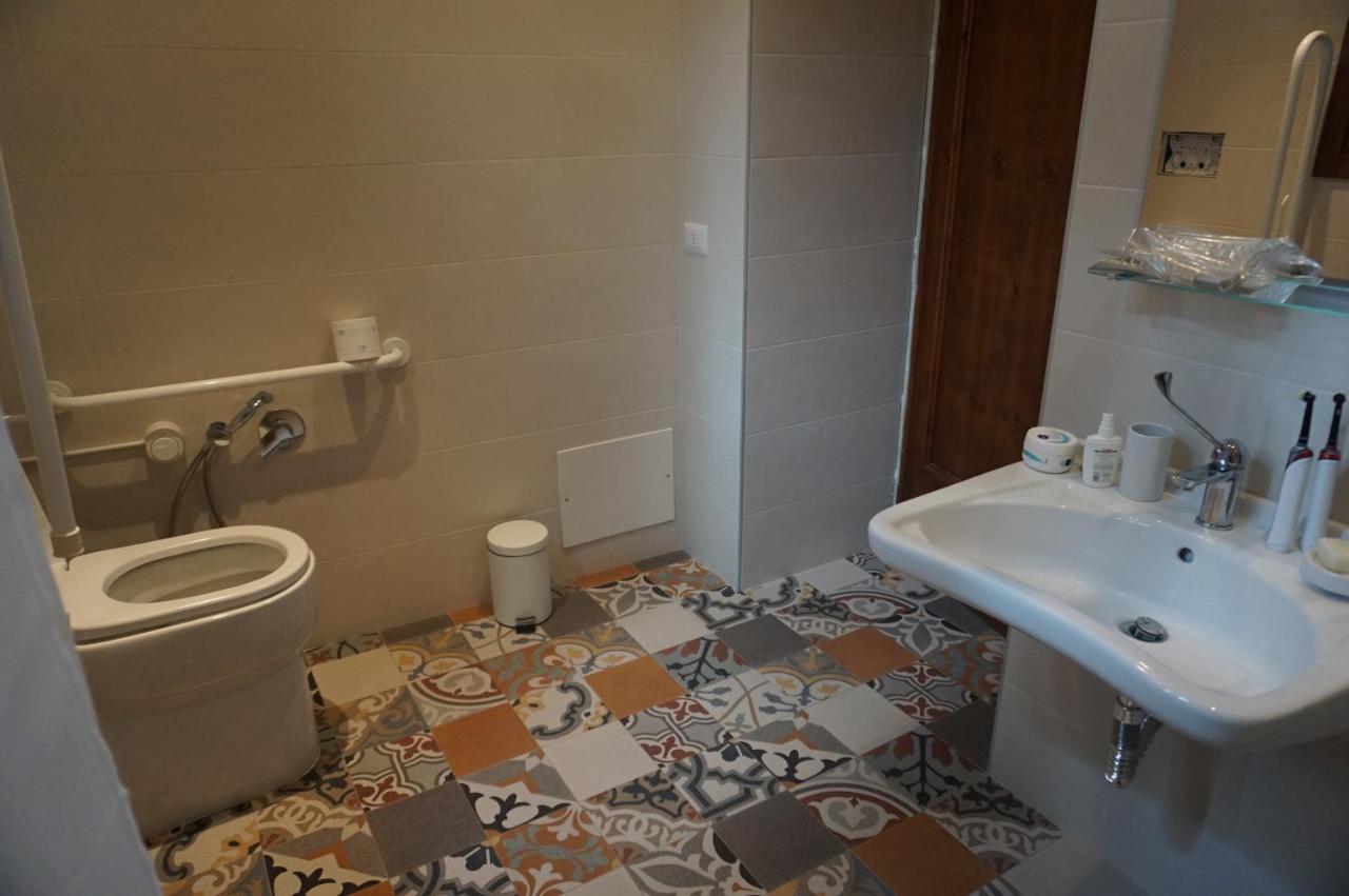 King Room Roll Shower Disability Access