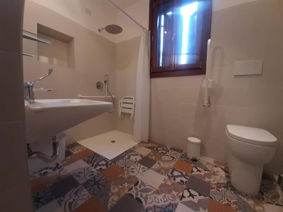 King Room Roll Shower Disability Access